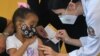 Una niña recibe la primera dosis de la vacuna Pfizer-BioNTech contra el COVID-19, en un hospital de Sao Paulo, Brasil, el 14 de enero de 2022.