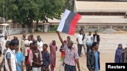 በቀጠለው የናይጀርያ ተቃውሞ ሰልፈኞቹ የሩስያን ባንዲራ ይዘው ታይተዋል፣ ሐምሌ 29 ቀን 2016 ዓ.ም. REUTERS/Stringer