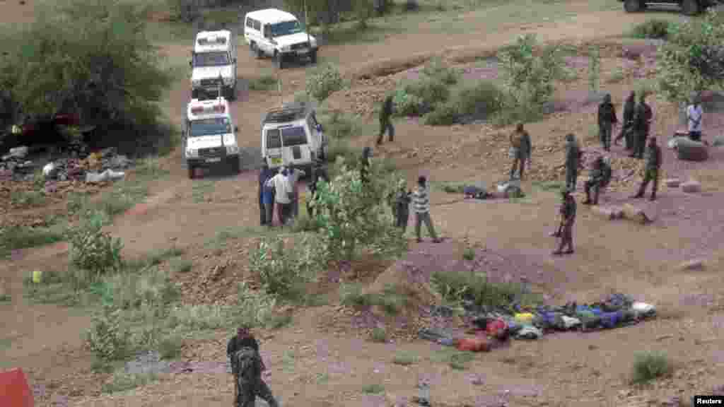Des corps visibles sur le sol, dans le village de Korome, près de la ville de Mandera, où les combattant d'Al-Shabaab ont abattu au moins 36 personnes, Kenya, 2 décembre 2014.