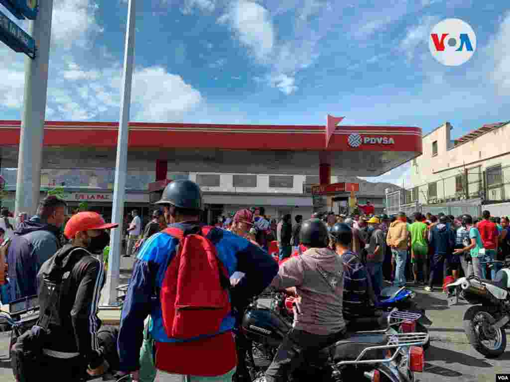 Esta estación, también en el oeste y a unas pocas cuadra de la primera, presentaba cola de vehículos y motos. Este el segundo aumento del precio de la gasolina de la era chavista. El primero fue en 2016 y no fue a precio internacional.