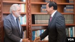 Lord David Puttnam ប្រេសិតពិសេសរបស់នាយករដ្ឋមន្រ្តីចក្រភពអង់គ្លេសផ្នែកពាណិជ្ជកម្មជួបជាមួយលោករដ្ឋមន្រ្តីក្រសួងការបរទេសប្រាក់ សុខុន នៅថ្ងៃអង្គារ ទី០៨ ខែវិចិ្ឆកា ឆ្នាំ២០១៦ នៅរាជធានីភ្នំពេញ។ (ឡេង ឡែន/VOA)