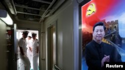 駐香港海軍基地的中國海軍士兵站在一艘掛有習近平畫像的軍艦內。（2016年7月1日）