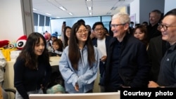 蘋果行政總裁庫克今年第二度訪問中國，此行拜訪了社群平台微博工作團隊。 (取自庫克@微博)
