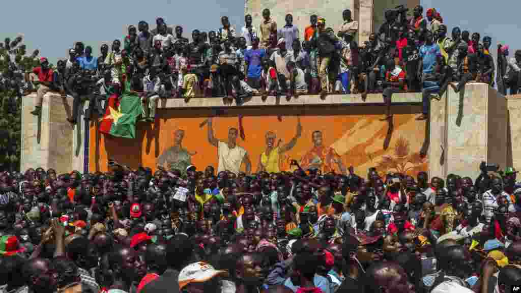Scènes de liesse des centaines de milliers de Burkinabé réunis devant le siège du gouvernement à Ouagadougou, Burkina Faso, vendredi le 31 octobre 2014. Le Président Blaise Compaoré a annoncé vendredi 31 octobre 2014 qu’il quittait le pouvoir. Il a régné 27 années. (AP Photo/Theo Renaut)