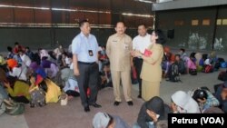 85 TKI Ilegal asal Jawa Timur didata dan diamankan di Polda Jawa Timur setelah digagalkan keberangkatannya ke Malaysia dari Bandara Juanda (Foto: VOA/Petrus).