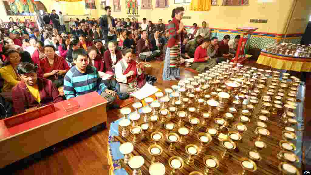 Doa bersama bagi para korban gempa di Nepal, diadakan oleh asosiasi sherpa atau porter di biara Sherpa, Jackson Heights, New York (26/4). (VOA/Ang Kami Sherpa)