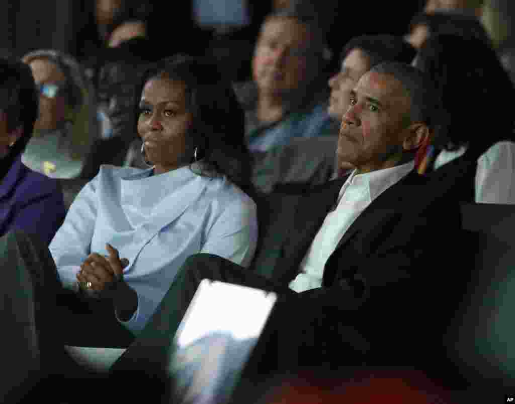 Barack Obama, à droite, et l'ancienne Première dame Michelle Obama suivent un intervenant lors de la première session du Sommet de la Fondation Obama, Chicago, 31 octobre 2017.