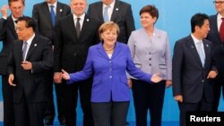 La chancelière allemande Angela Merkel au centre lors d'un meeting en Asie, à Ulaanbaatar, Mongolie, le 15 juillet 2016.