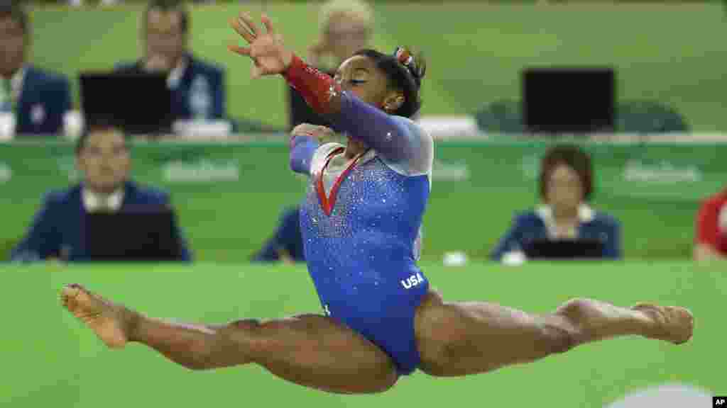 Simone Biles dans les airs lors de la competition, à Rio, le 16 août 2016.