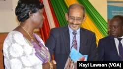 Le représentant de l'Unicef au Togo Isselmou Boukhary, remet le rapport à la ministre de l'action sociale Tchabinandi Kolani Yentcharé, à Lomé, Togo, le 12 décembre 2016. (VOA/Kayi Lawson)
