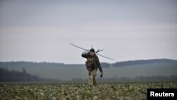 Досвід воєнних дій в Україні доводить: США повинні інвестувати більше у новітні технології для протистояння сучасним викликам у світі. На фото: український військовослужбовець несе розвідувальний безпілотник на передовій у Запорізькій області. 