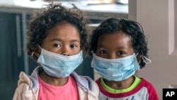 Crianças usam máscaras numa escola Antananarivo, Madagáscar, 3 Outubro, 2017.