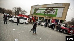 Polisi Afghanistan melakukan penjagaan di lokasi serangan bom di pasar swalayan di Kabul, Jumat (28/1).