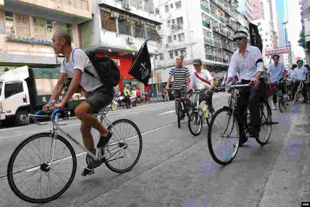 約有30人參加今年的「來往廣場的單車」悼念六四活動,從油麻地騎車到維園六四燭光集會會場