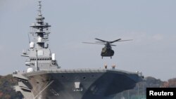 Arhiva - Helikopter sleće na Izumo, japanski pomorski samoodrbambeni nosač helikoptera, u Jokošuka bazi u Jokošuki, južno od Tokija, Japan, 6. decemra 2016. (REUTERS/Kim Kyung-Hoon)