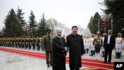Presiden China Xi Jinping, tengah kanan, berjabat tangan dengan Presiden Iran Hassan Rouhani, pada upacara penyambutan kedatangan Presiden China, di Saadabad Palace di Teheran, Iran, 23 Januari 2016. 