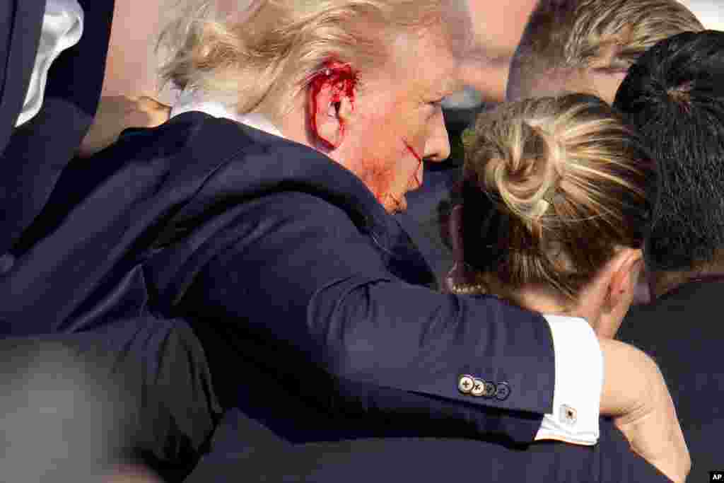 Bonald Trump azoki na litoyi na masasi na meeting na Pennsylvanie, 13 sanza ya sambo 2024. AP 