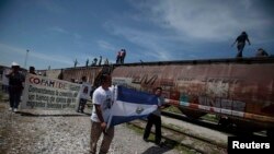 Migrantes centroamericanos llegan a la frontera sur de EE.UU. en busca de asilo.