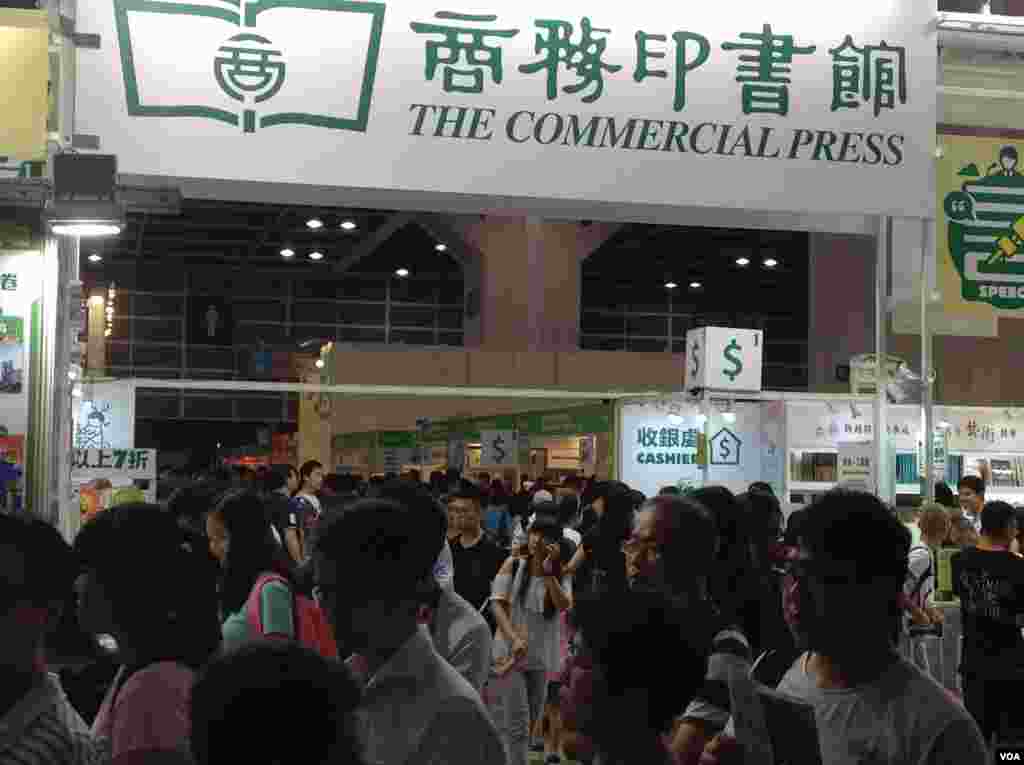 一年一度的香港书展7月20起在湾仔会展中心连续展出七天。据贸发局统计,共有640个书商参展,创下历年新高,而主办方也期待参观人次可以再次突破百万。