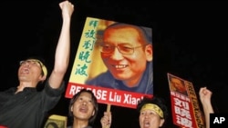 香港的民主活动人士周五举行抗议，呼吁释放刘晓波