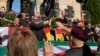 Docenas de personas hacen saludo fascista en 79 aniversario de ejecución del dictador Mussolini