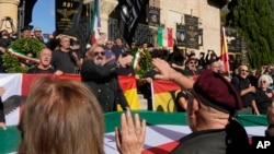 ARCHIVO - La gente realiza un saludo romano en la ciudad natal del ex dictador Benito Mussolini para conmemorar el centenario del golpe de estado mediante el cual tomó el poder en 1922, en Predappio, Italia, el 30 de octubre de 2022.
