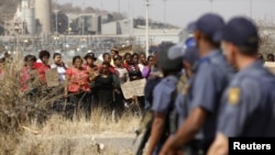 Polisi Afrika Selatan siaga sementara para demonstran melakukan unjuk rasa hari Jumat (17/8), memprotes insiden penembakan pekerja tambang di Rustenburg yang menewaskan 34 orang. 