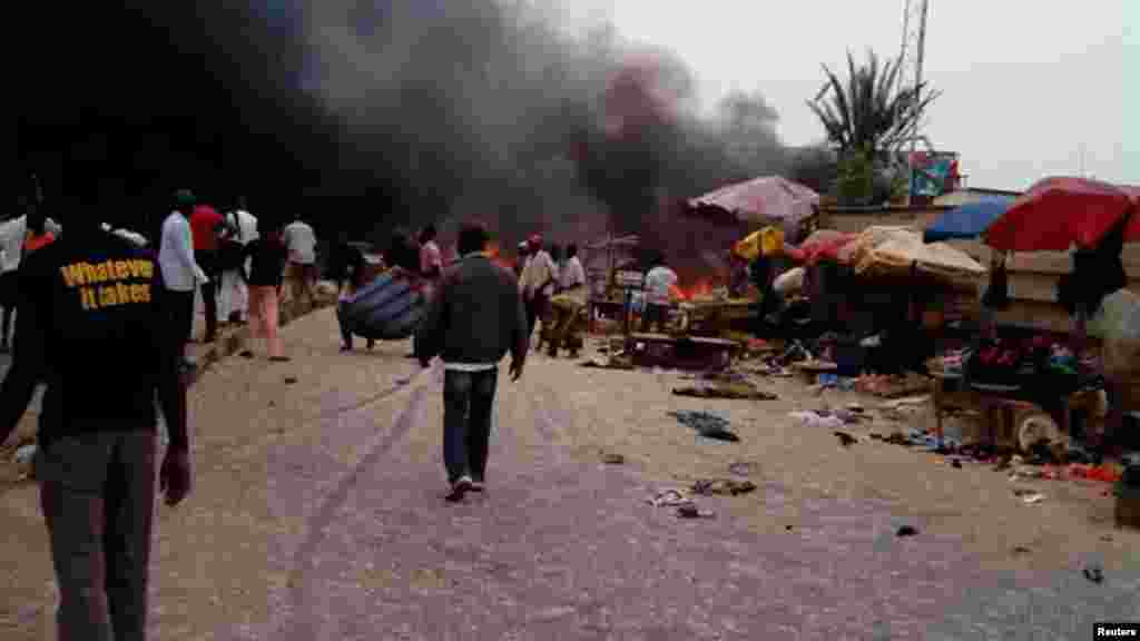 Hayaki ya turnuke samaniya, bayan fashewar tagwayen boma-bomai a tashar motar Bus da aka fi sani da “taminos” a birnin Jos, dake Jihar Filato a Najeriya, Talata Mayu 20, 2014.