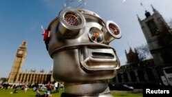 Sebuah robot di depan Gedung Parlemen Westminster Abbey sebagai bagian dari Kampanye Hentikan Robot Pembunuh di London, 23 April 2013.