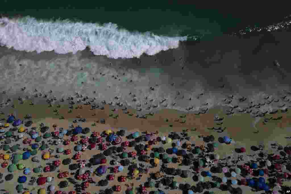 Los bañistas llenan la playa de Ipanema en una jornada veraniega en Rïo de Janeiro, Brasil, el 16 de febrero de 2025. 