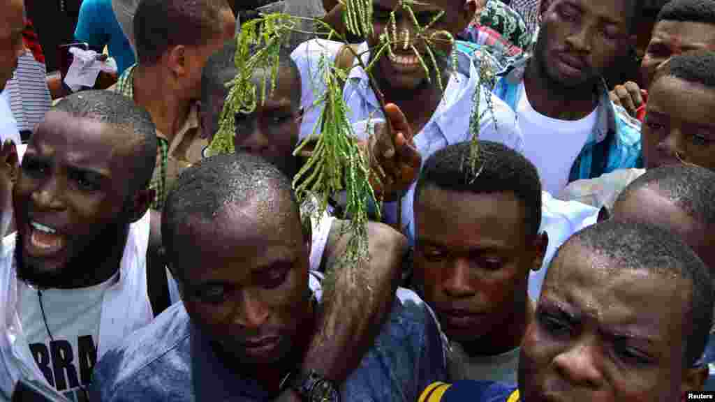 Wani Dandazon Daliban Jami’ar Calabar Suna Zanga Zanga Saboda An Kara Masu Kudin Makaranta 12, ga Oktoba 2015.