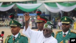 Rais wa Nigeria Bola Tinubu (Katikati)