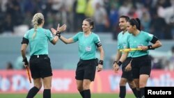 La árbitro Stephanie Frappart, las asistentes Neuza Back y Karen Díaz, y el cuarto árbitro Said Martínez se saludan después del partido entre Alemania y Costa Rica.(REUTERS/Annegret Hilse)