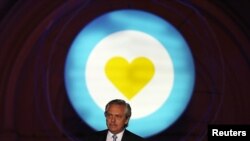 El presidente argentino Alberto Fernández se dirige a la multitud en su toma de posesión en la Casa Rosada el 10 de diciembre de 2019.