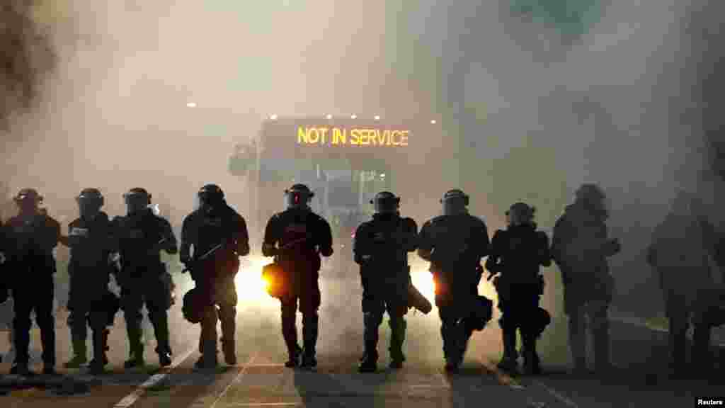 Des policiers sont en patrouille, lors d'une manifestation en Caroline du Nord, le 20 septembre 2016.