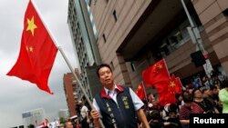 中華統一促進黨5月18日在台北街頭揮舞五星紅旗，呼籲加強兩岸關係（資料圖片）