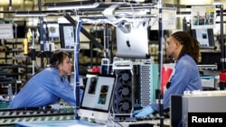 Empleados de la fábrica Flextronics International, de Apple, trabajan en el ensamblaje de la computadora Apple Mac Pro en Austin, Texas en EE.UU., el 20 de noviembre de 2020.