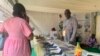 Ivanes Jenny Sogui, ingénieur agronome présente le système intégré de l’aquaculture et de l’agriculture à Yaoundé le 7-11-24 (E. Ntap / VOA)