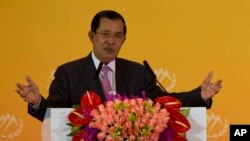 លោក​នាយករដ្ឋមន្ត្រី ហ៊ុន សែន ថ្លែង​នៅក្នុង​សន្និសីទ​សន្តិសុខ​ Xiangshan Forum លើក​ទី​៦ ទៅ​កាន់​អ្នក​វិភាគ មេដឹកនាំ​យោធាន​និង​មេដឹកនាំ​ផ្សេង​ទៀត​​ពី​ទូទាំង​ពិភពលោក​ដែល​ពិភាក្សា​គ្នា​អំពី​សន្តិសុខ​នៅ​តំបន់​អាស៊ី​ប៉ាស៊ីហ្វិក នៅ​ទី​ក្រុង​ប៉េកាំង កាល​ពី​ថ្ងៃ​សុក្រ​ទី​១៦ ខែ​តុលា ឆ្នាំ​២០១៥។ (AP Photo/Ng Han Guan) 