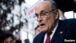 ARCHIVO - El exalcalde de Nueva York, Rudy Giuliani, durante una conferencia de prensa afuera de un tribunal de Washington, el 15 de diciembre de 2023.