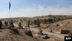 د افغانستان د دفاع وزارت وایي چې د هیلکوپټر د بیړنۍ ناستې له ځای سره نږدې د افغان پوڅ د کوماندو ځواکونو یو کنډک هم پروت دی.