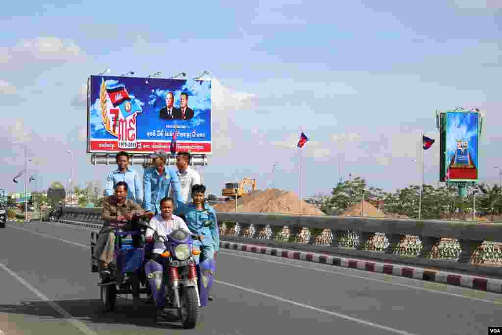 ផ្ទាំងអបអរទិវា៧ មករា នៅកោះពេជ្រ ដែលមានរូបលោកនាយករដ្ឋមន្រ្តី ហ៊ុន សែន និងប្រធានរដ្ឋសភា លោក ហេង សំរិន នៅរាជធានីភ្នំពេញ។ (ស៊ុន ណារិន/VOA)