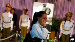 Seorang peziarah mengusap air matanya saat memberikan penghormatan teakhir di hadapan jenazah almarhum Fidel Castro di Revolution Plaza, Havana, Cuba, 28 November 2016 (AP Photo/Ramon Espinosa).
