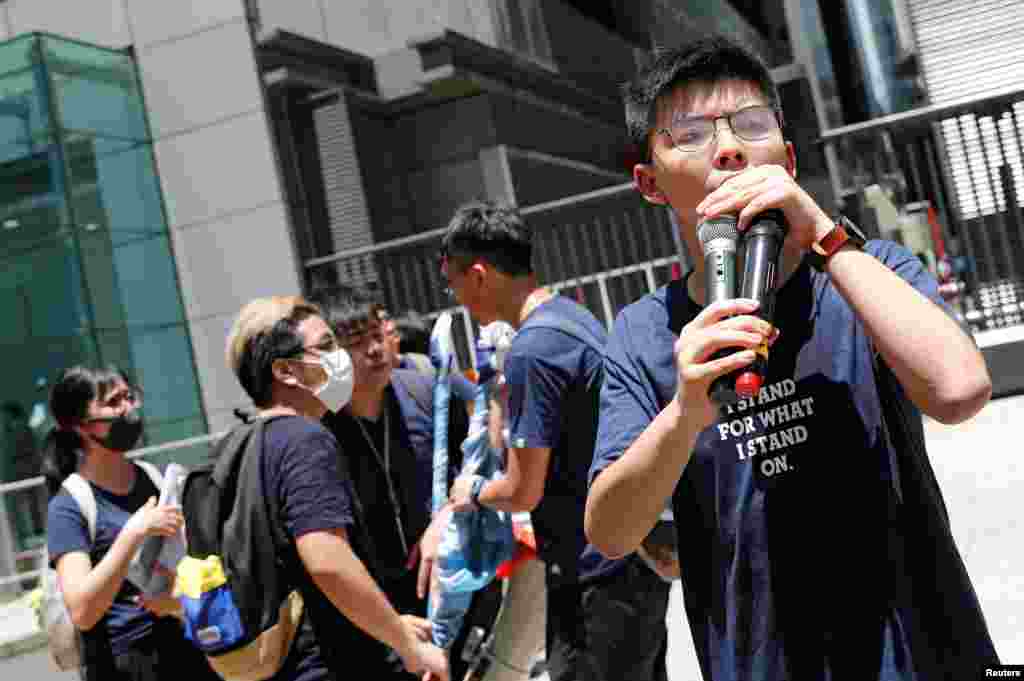 2019年6月21日香港民主活動人士黃之鋒在警察總部外抗議時發表講話,要求香港領導人下台,並撤回引渡法案。