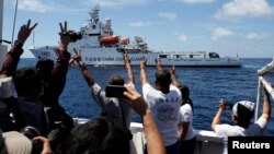 Kapal penjaga pantai China bermanuver untuk memblokir kapal pemerintah Filipina di Kepulauan Spratly yang disengketakan. 