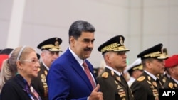 De izquierda a derecha, la primera dama, Cilia Flores, el presidente Nicolás Maduro y el ministro de Defensa, Vladimir Padrino, asistiendo a un acto de promoción de generales en Fuerte Tiuna, Caracas, el 4 de julio de 2023. (Foto Zurimar CAMPOS/Presidencia de Venezuela/AFP)