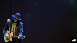 Musisi Sixto Rodriguez, tokoh utama film dokumenter pemenang Academy Awards 2013, "Searching for Sugarman", saat tampil di Afrika Selatan. (Foto: Dok)