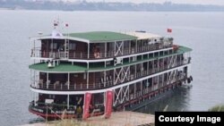 នាវា​ Viking ​Cruise Journey​ ​ធ្វើ​ដំណើរ​ចេញពី​កំពង់ផែ My Tho ក្បែរ​ក្រុង​ហូជីមិញ ​ប្រទេសវៀតណាម ​នៅ​ថ្ងៃ​ទី​៥​ ខែមីនា ហើយបាន​ដល់​ភ្នំពេញ​ នៅថ្ងៃ​ទី៧ ​ខែមីនា។ (រូបថតដោយនាយកដ្ឋានប្រយុទ្ធនឹងជំងឺឆ្លង CDC)