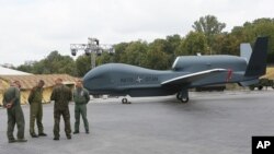 Солдати НАТО поруч з безпілотником в рамках саміту альянсу 2016 року в Польщі. Фото: AP/Czarek Sokolowski 