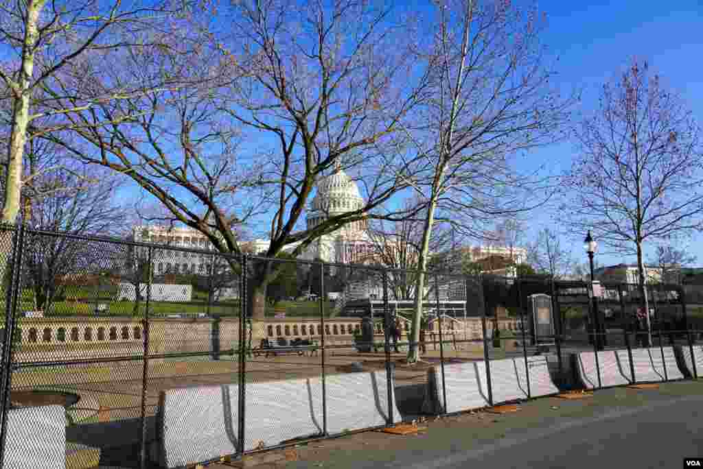 Los preparativos para el día de la toma de posesión, el 20 de enero, se ven desde el exterior del Capitolio, rodeado de varios metros de valla de seguridad.